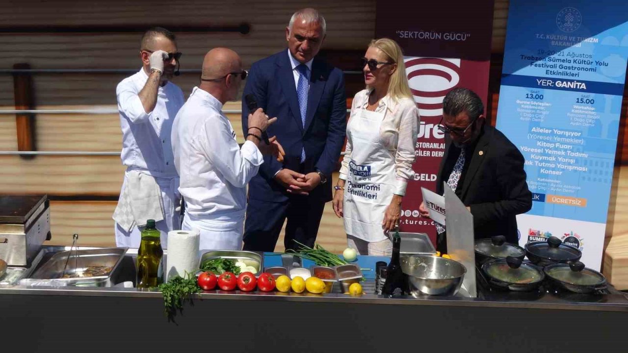 Bakan Ersoy tarçınlı hamsi plakinin tadına baktı