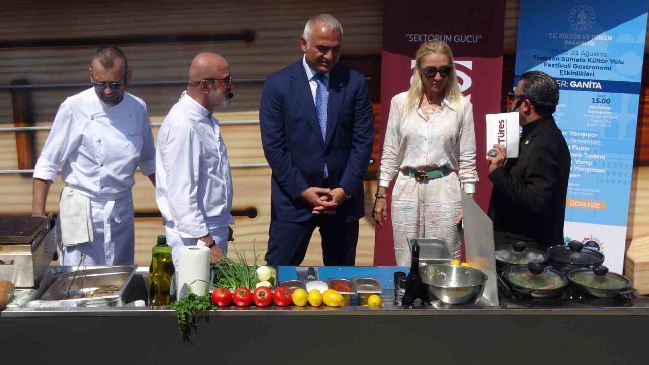 Bakan Ersoy tarçınlı hamsi plakinin tadına baktı