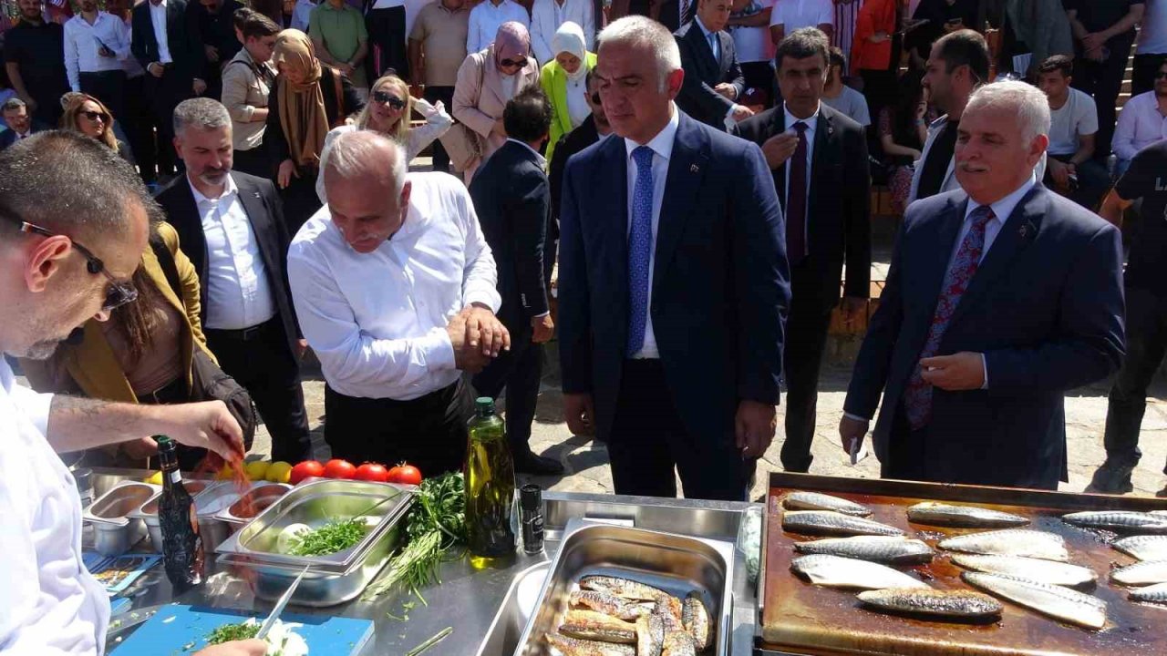 Bakan Ersoy tarçınlı hamsi plakinin tadına baktı