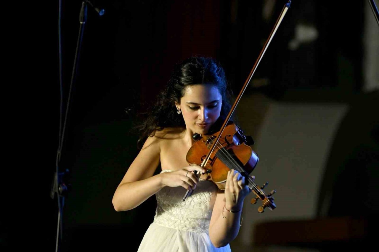 Kuşadası Kervansaray’da keman resitali