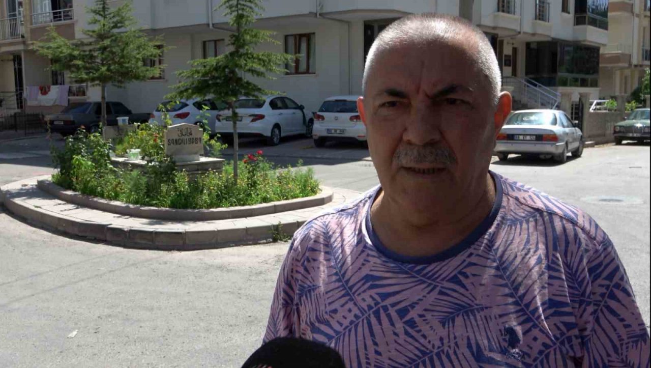 Beş yolun ortasındaki mezar birçok rivayetle anılıyor