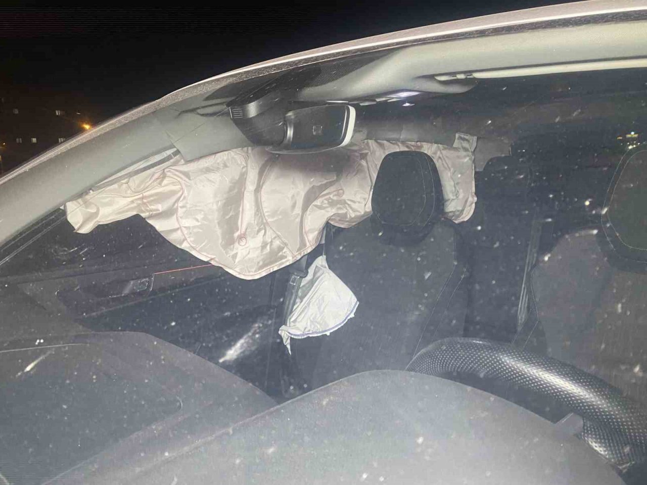 Uşak’ta iki otomobil kavşakta çarpıştı: 5 yaralı