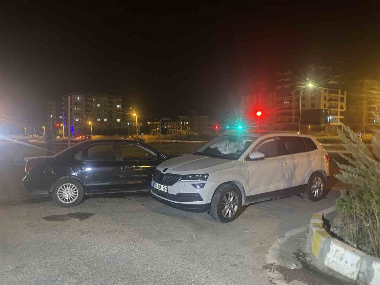 Uşak’ta iki otomobil kavşakta çarpıştı: 5 yaralı