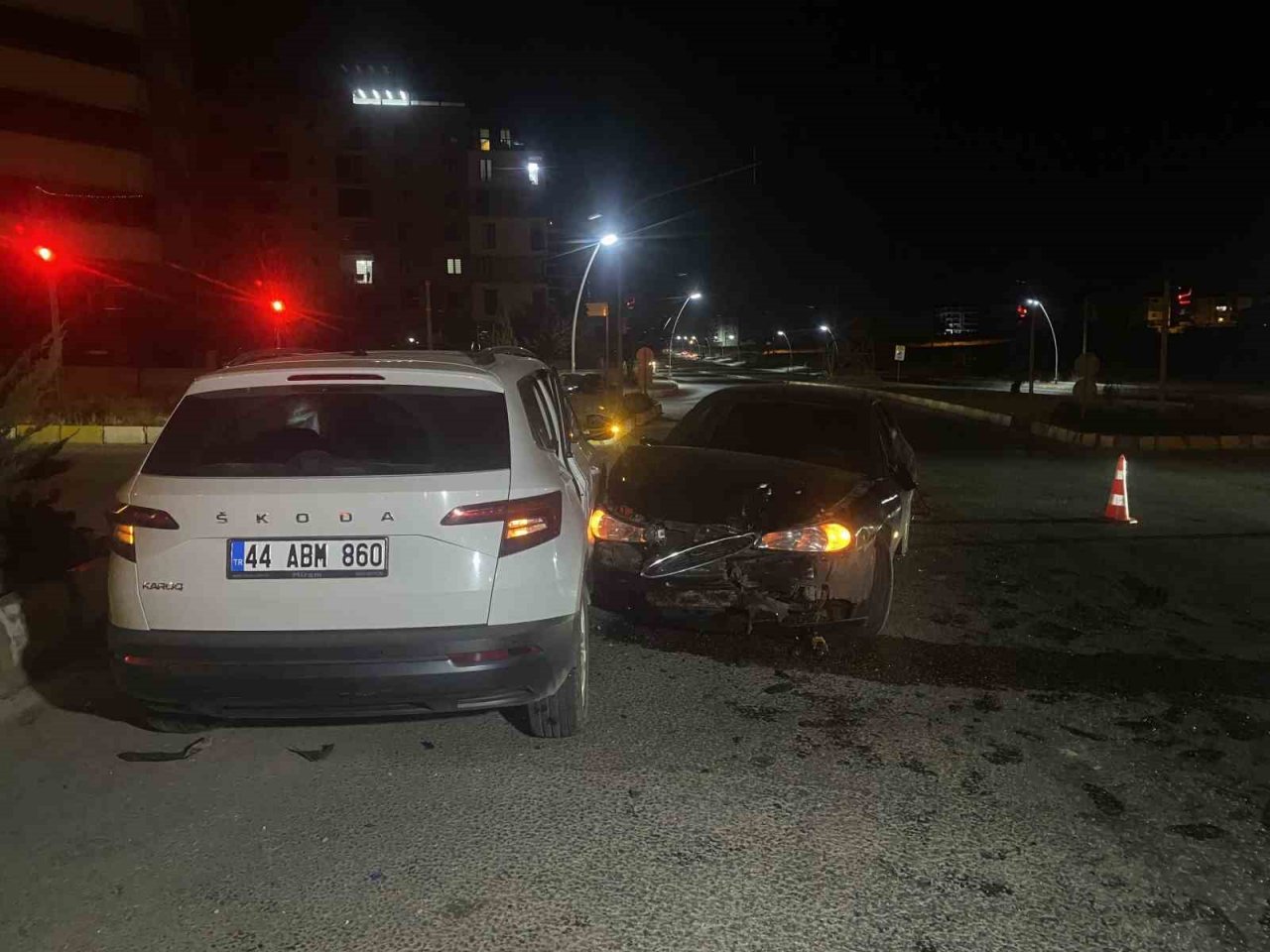 Uşak’ta iki otomobil kavşakta çarpıştı: 5 yaralı