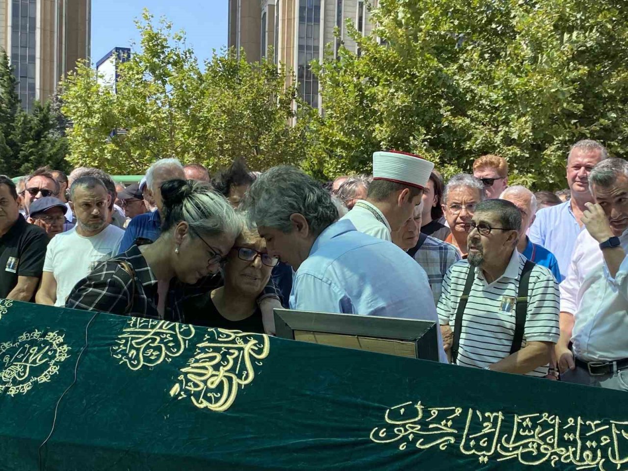 Hastane odasında ölü bulunan ünlü doktor son yolculuğuna uğurlandı