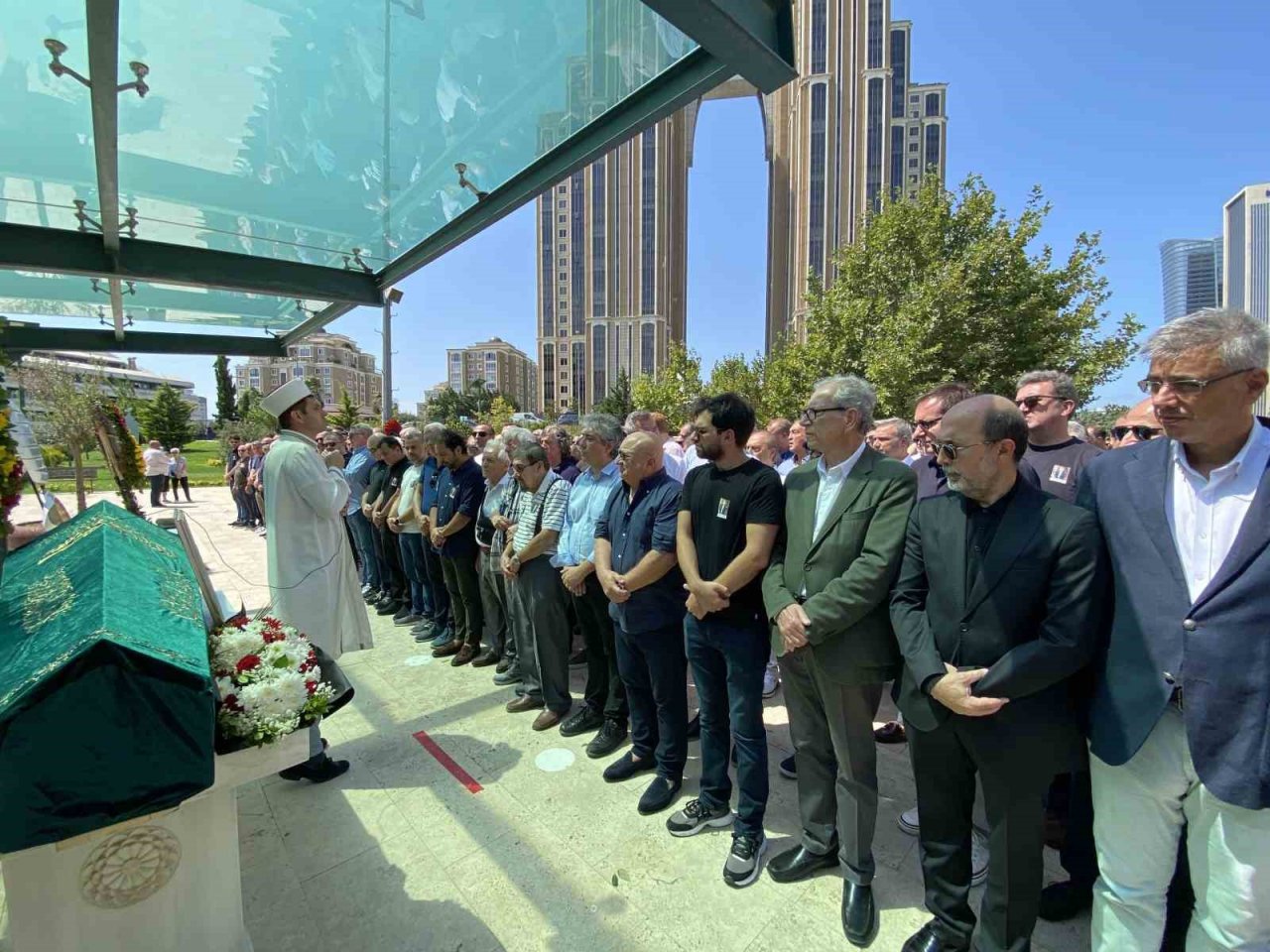 Hastane odasında ölü bulunan ünlü doktor son yolculuğuna uğurlandı