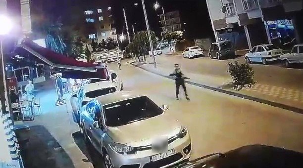 Tartıştığı kişileri tüfekle kovaladı