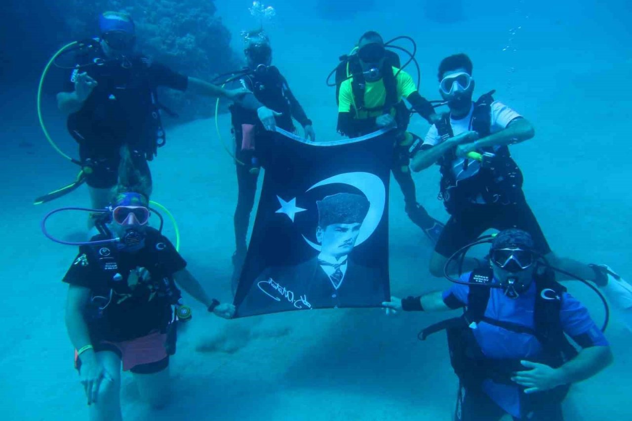 Eskişehirli dalgıçlar denizin 12 metre altında halay çekti