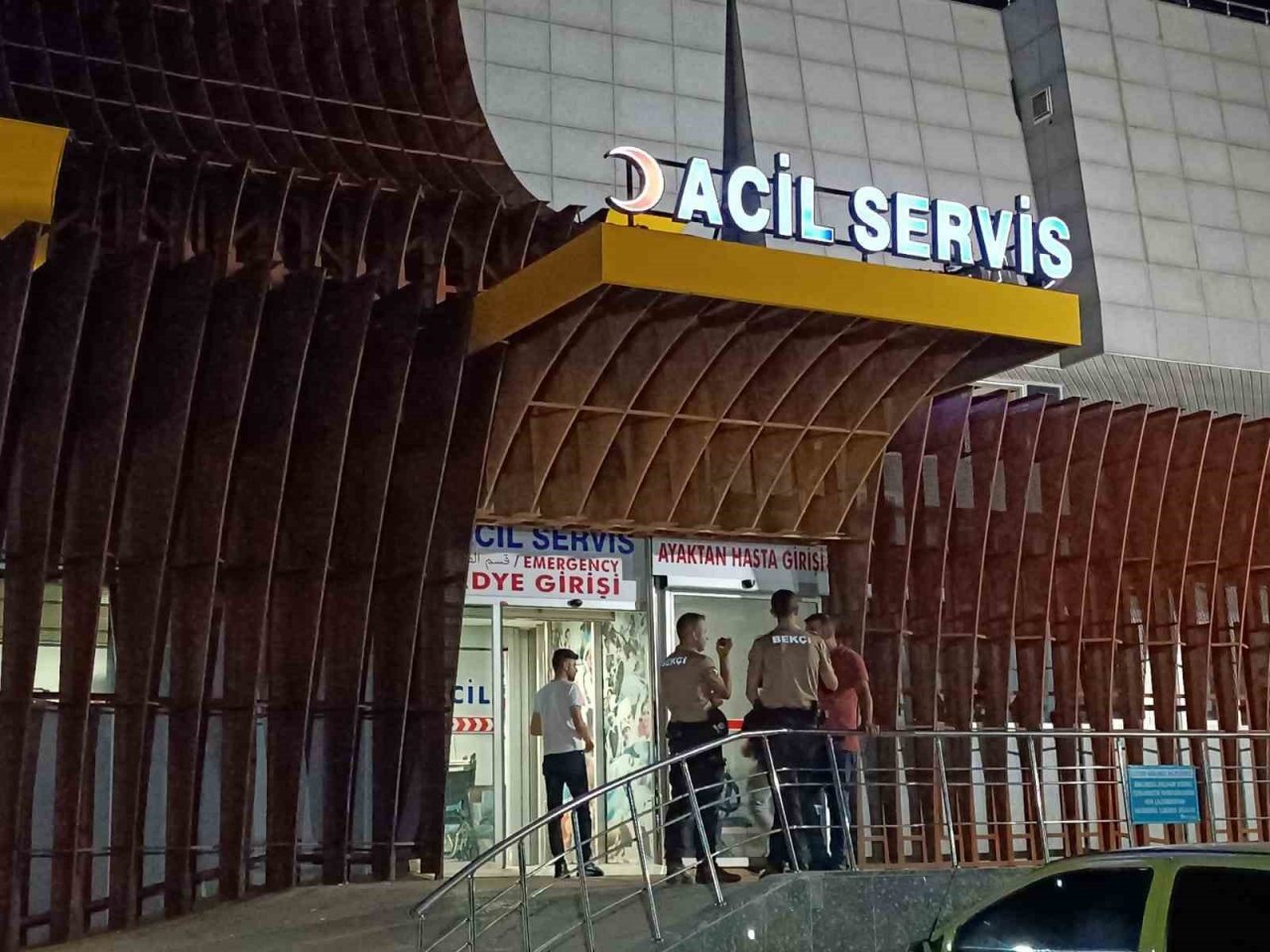 20 kişiyle hastaneyi basıp doktor ve görevlileri darp ettiler