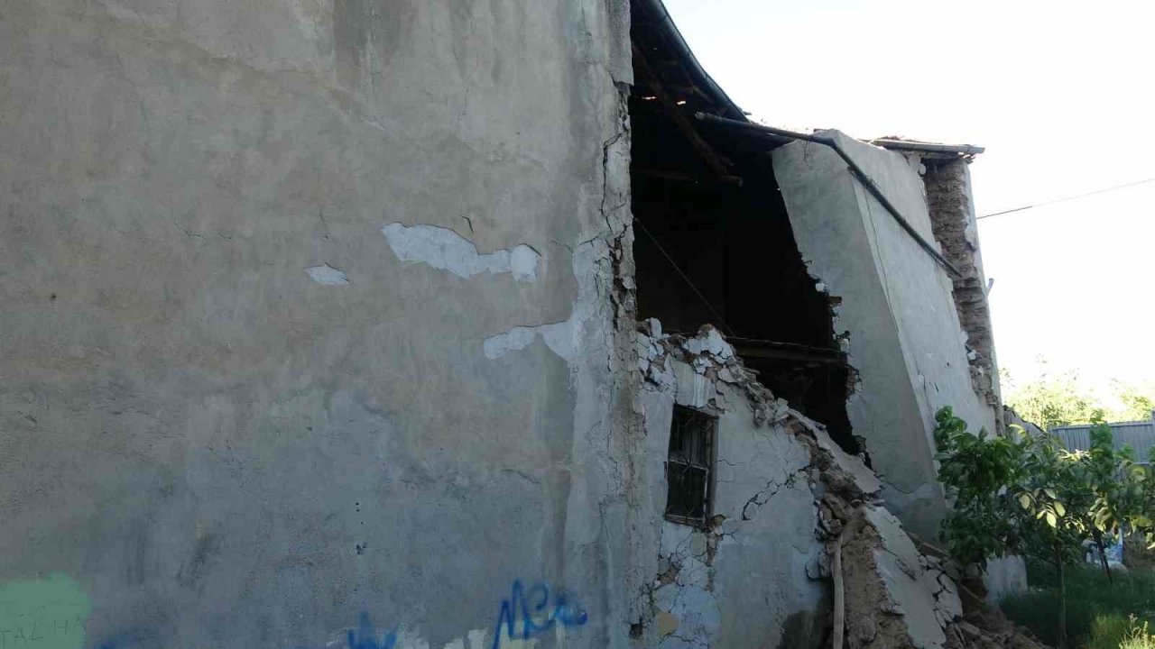Malatya’da 5.3’lük depremde göçük meydana gelen ağır hasarlı ev korkutuyor
