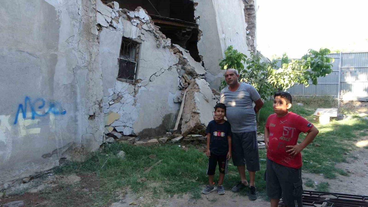 Malatya’da 5.3’lük depremde göçük meydana gelen ağır hasarlı ev korkutuyor