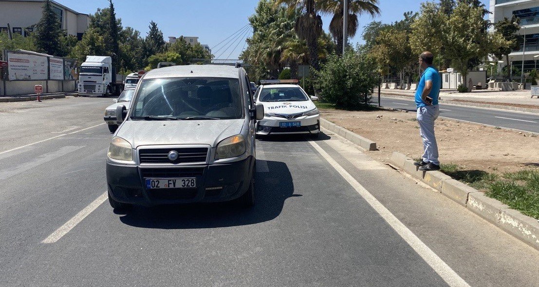 Hafif ticari araç yayaya çarptı: 1 yaralı