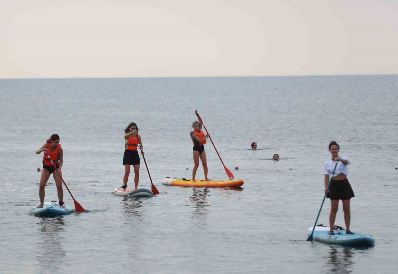 Konyaaltı Sahili’nde kürek sörfü keyfi