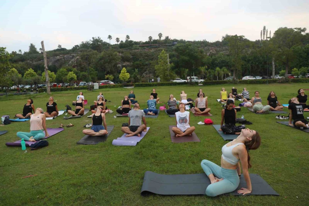 Konyaaltı Sahili’nde kürek sörfü keyfi