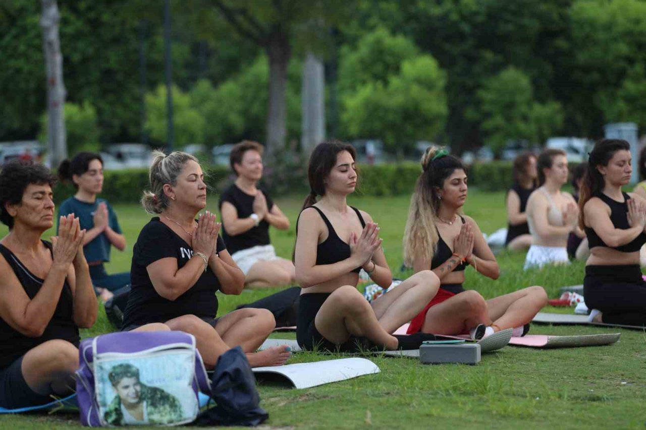 Konyaaltı Sahili’nde kürek sörfü keyfi