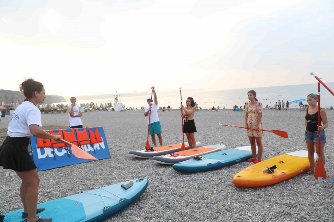 Konyaaltı Sahili’nde kürek sörfü keyfi