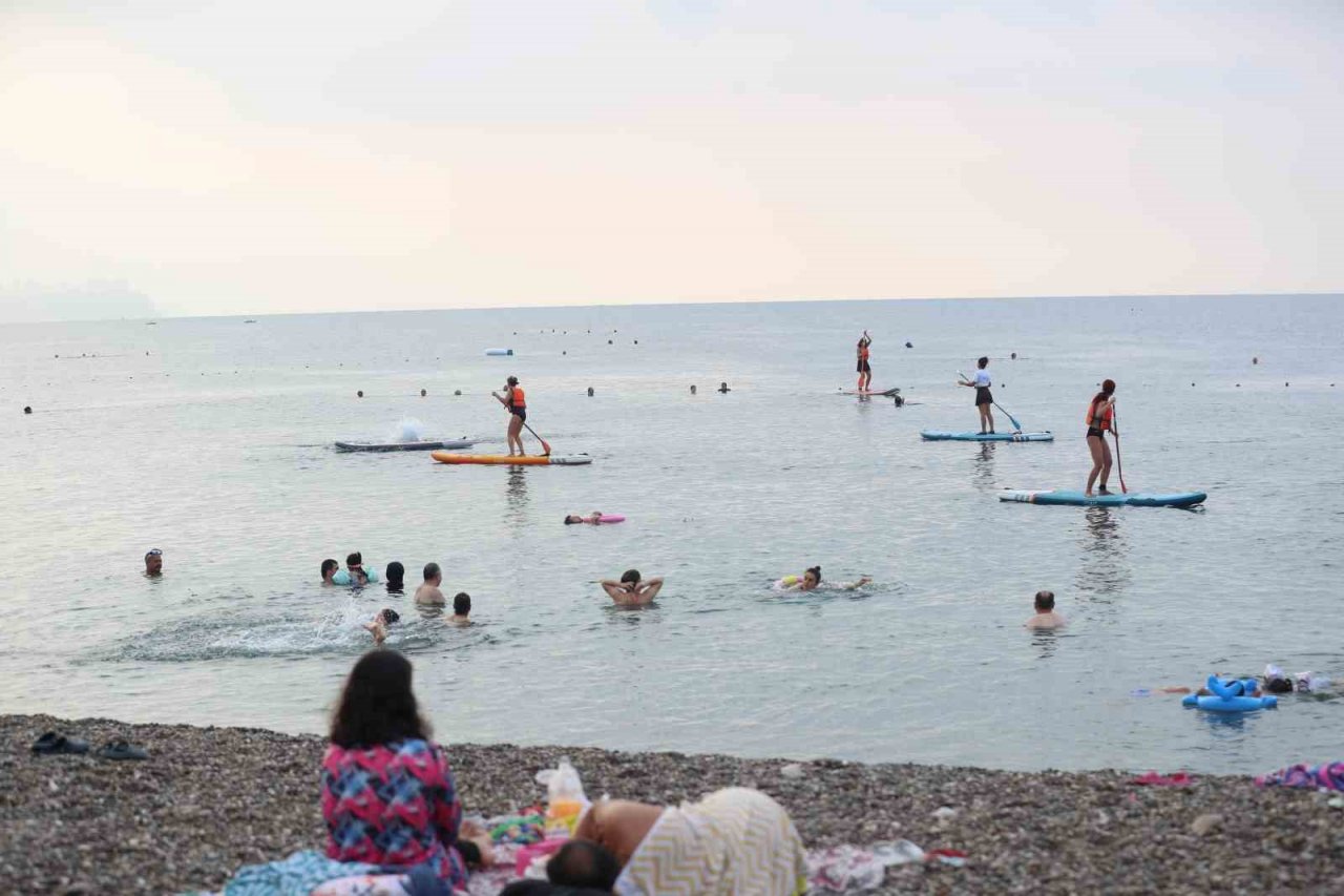 Konyaaltı Sahili’nde kürek sörfü keyfi