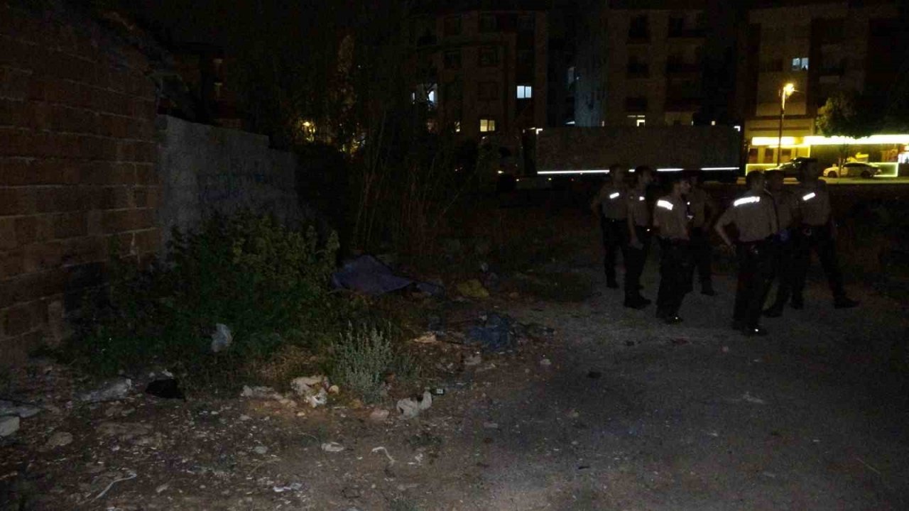 Antalya’da boş arazide erkek cesedi bulundu