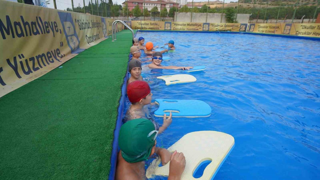 Balıkesir Büyükşehir, okul bahçelerini havuza çevirdi