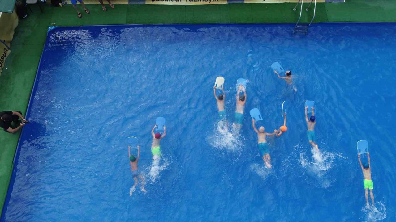 Balıkesir Büyükşehir, okul bahçelerini havuza çevirdi