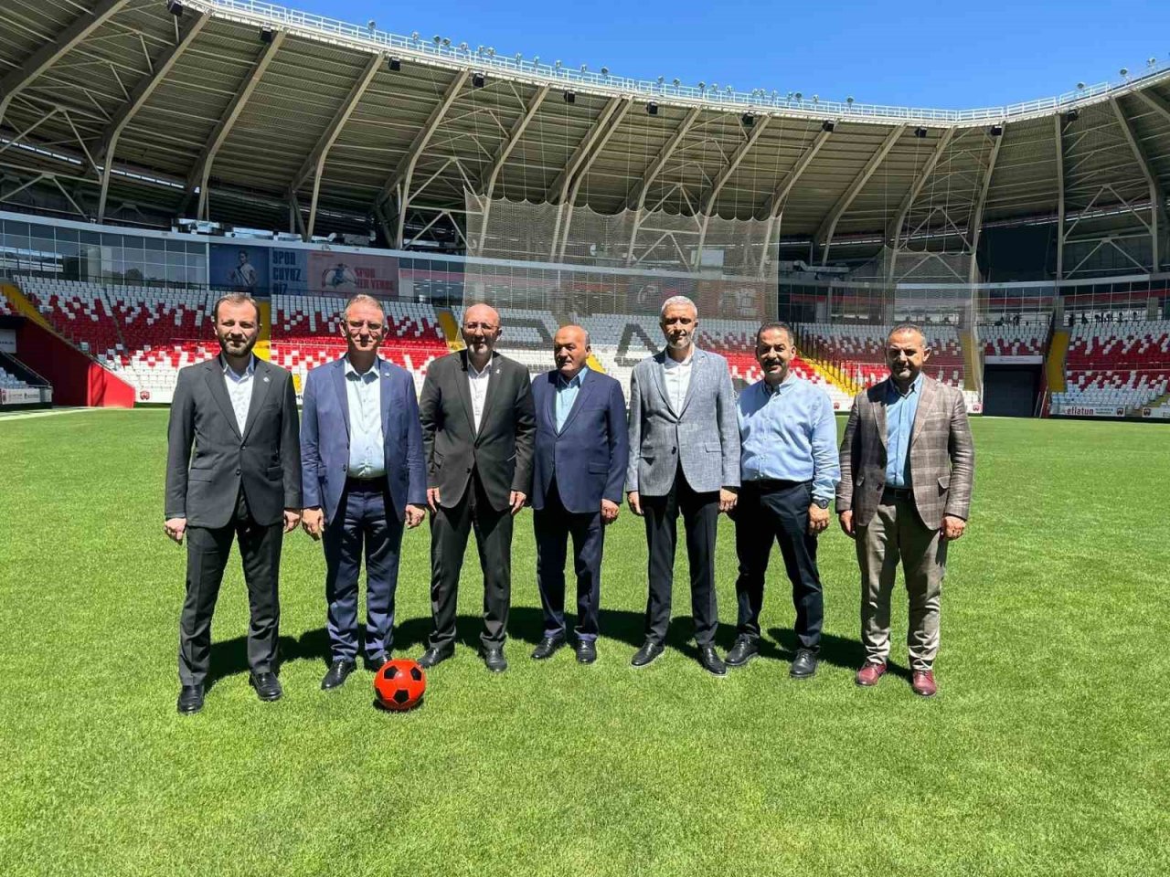 Başkan Önsay ve milletvekilleri Erzincan 13 Şubat Şehir Stadını inceledi