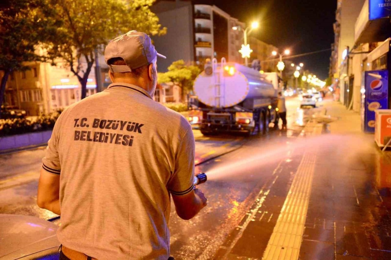 Bozüyük’te ana cadde ve kaldırımlar tazyikli suyla yıkanarak temizleniyor