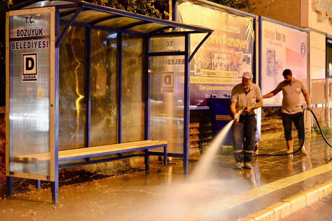 Bozüyük’te ana cadde ve kaldırımlar tazyikli suyla yıkanarak temizleniyor