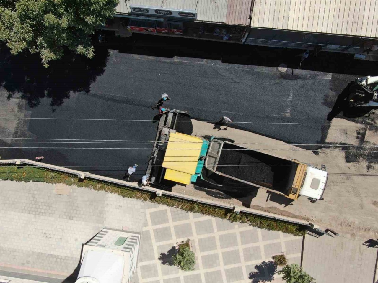 Büyükşehrin Akçadağ’daki yol çalışmaları sürüyor