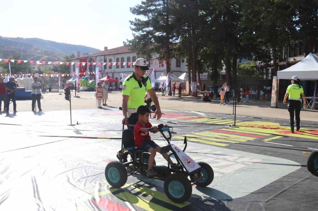 Çocuklar mobil eğitim tırıyla trafik kurallarını öğrendi