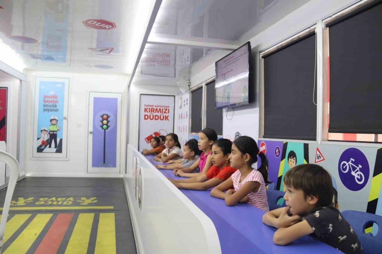 Çocuklar mobil eğitim tırıyla trafik kurallarını öğrendi