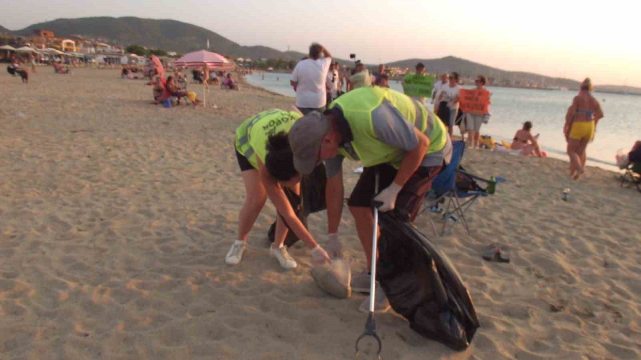 Balıkesir’de çevreciler plaj temizliği yaptı