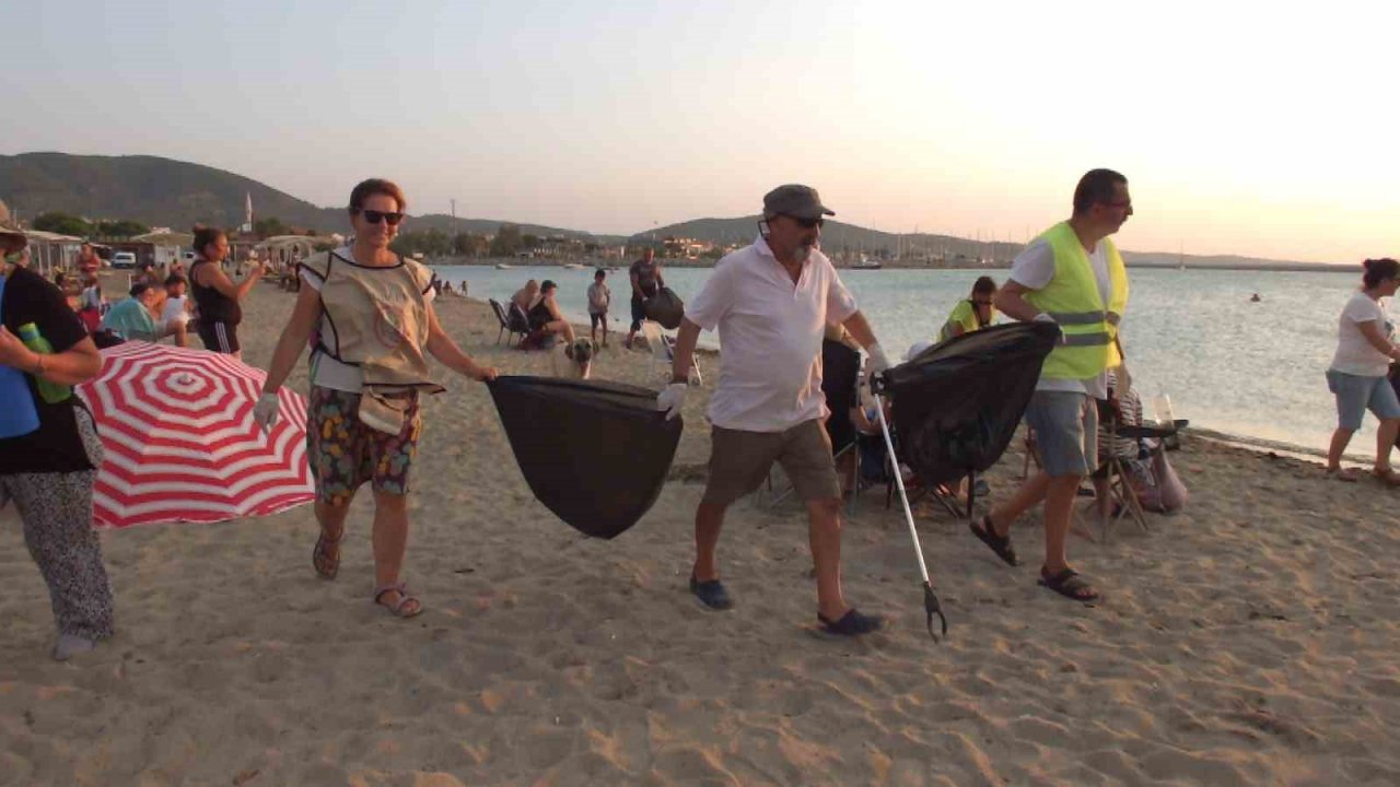 Balıkesir’de çevreciler plaj temizliği yaptı