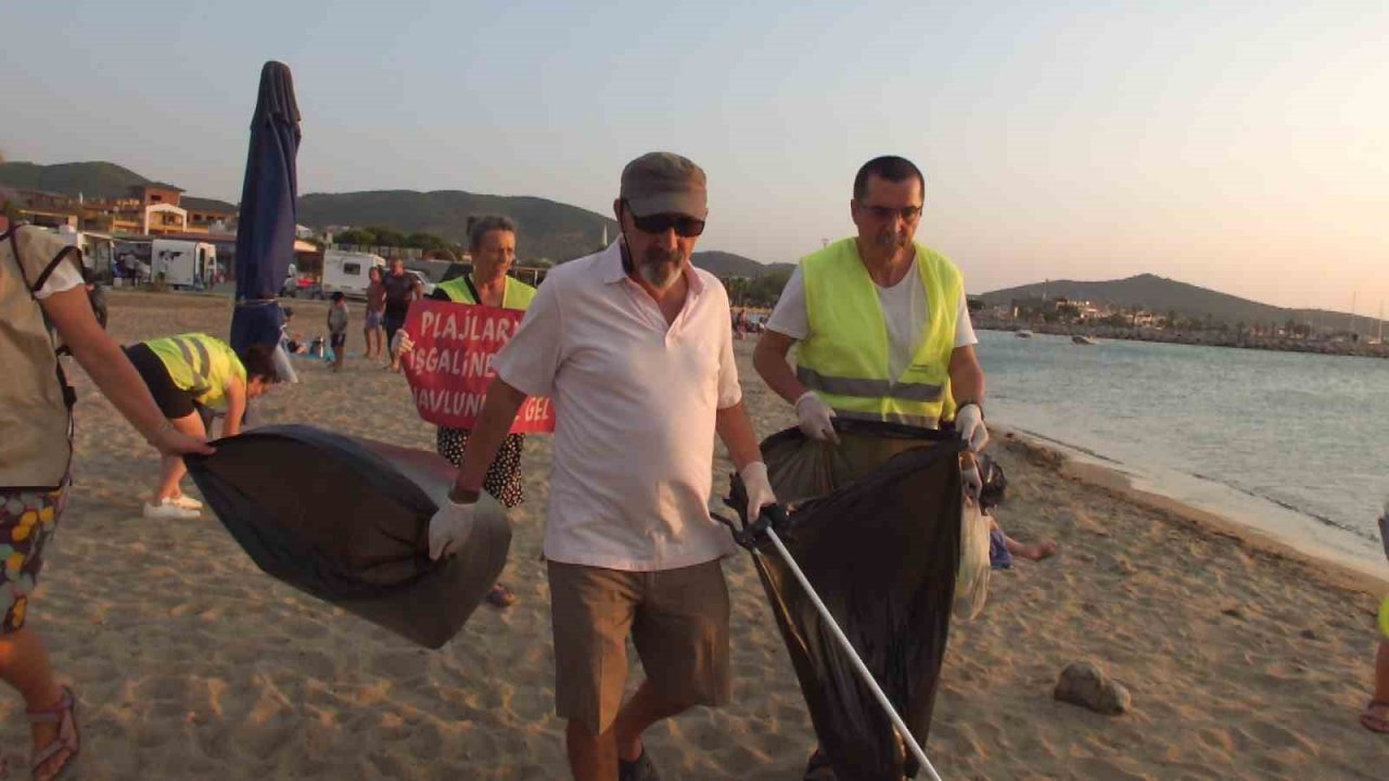 Balıkesir’de çevreciler plaj temizliği yaptı