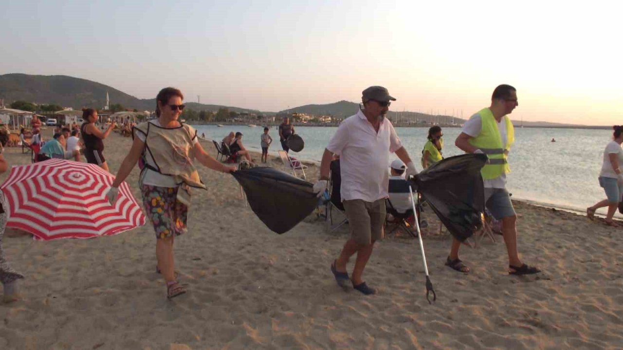 Balıkesir’de çevreciler plaj temizliği yaptı