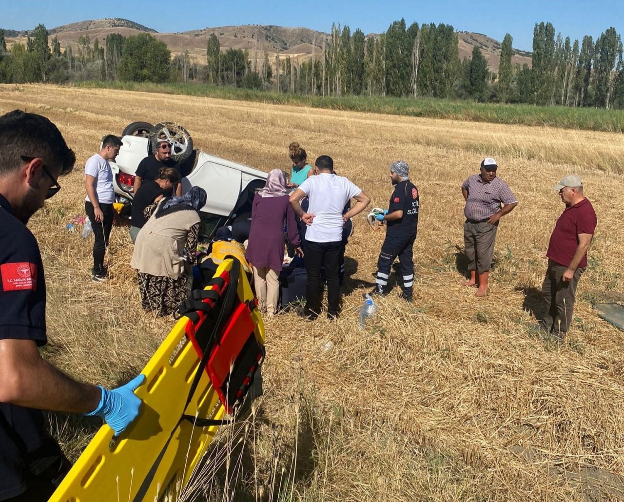 Takla atan otomobil tarlaya devrildi: 4 yaralı