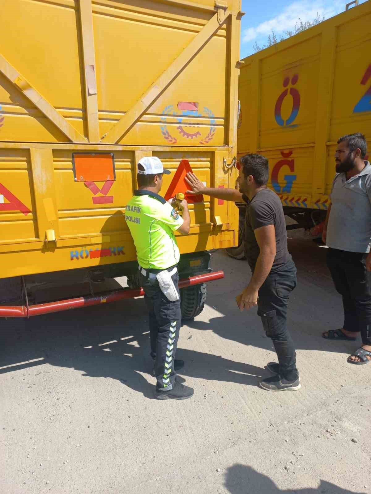 Elazığ’da kazalara karşı önlem, römorklara reflektör takıldı