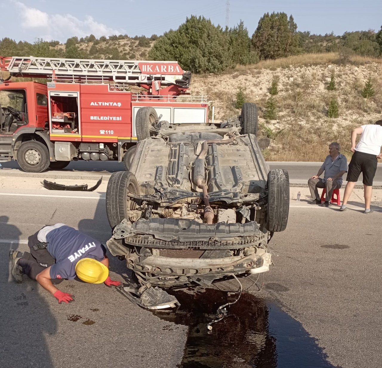 Emniyet kemeri hayat kurtardı, takla atan otomobilden yara almadan kurtuldular