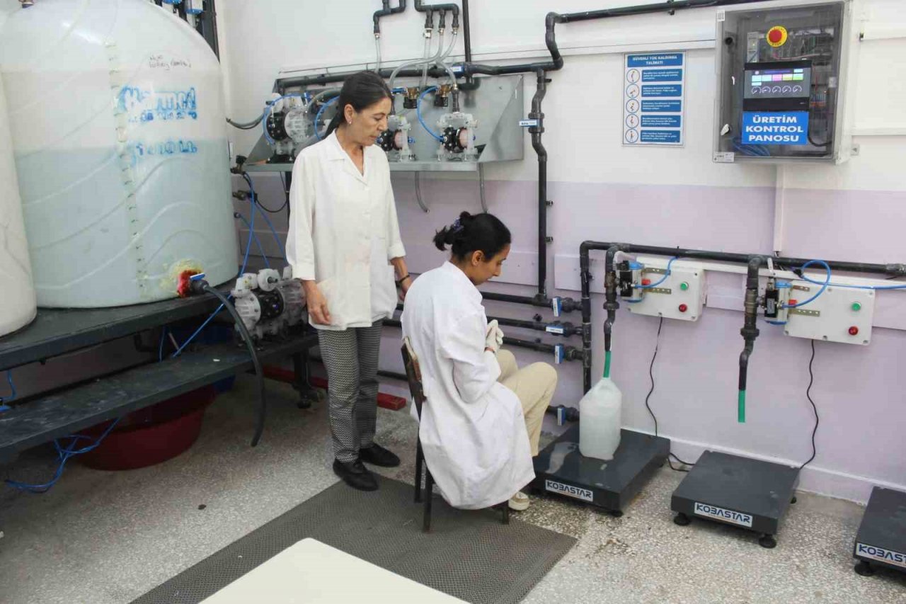 Lise öğrencileri yaz tatilinde hem öğreniyor hem üretiyor