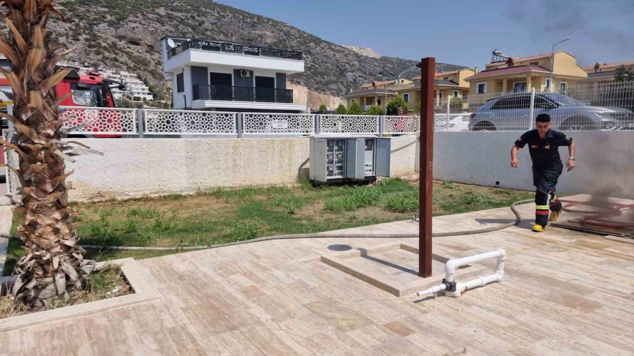 Havuzdaki yangın site sakinlerini korkuttu