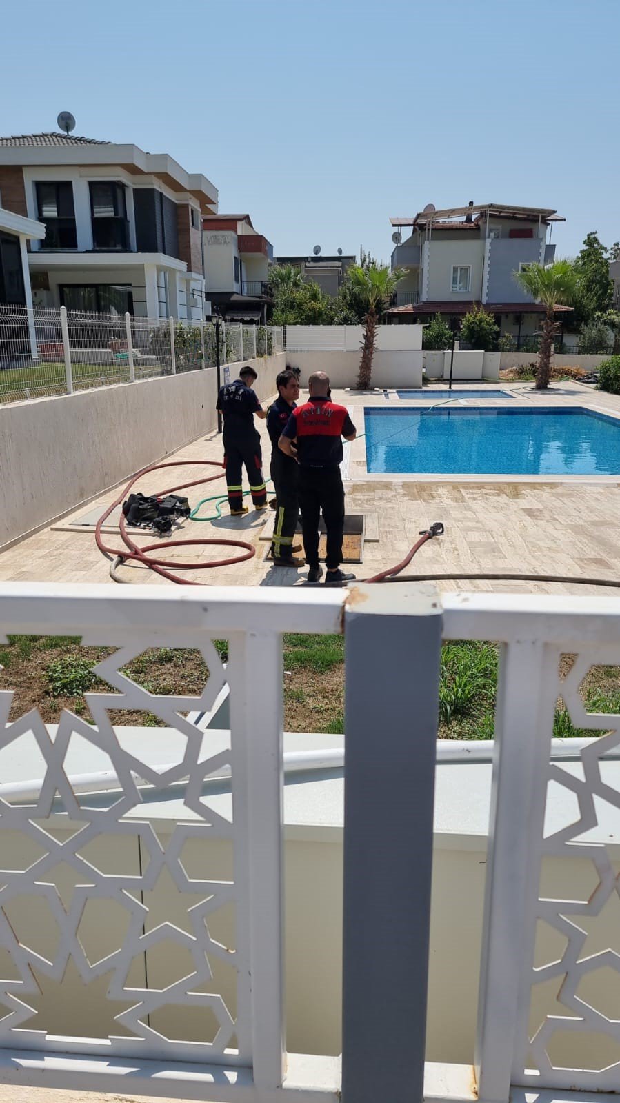 Havuzdaki yangın site sakinlerini korkuttu