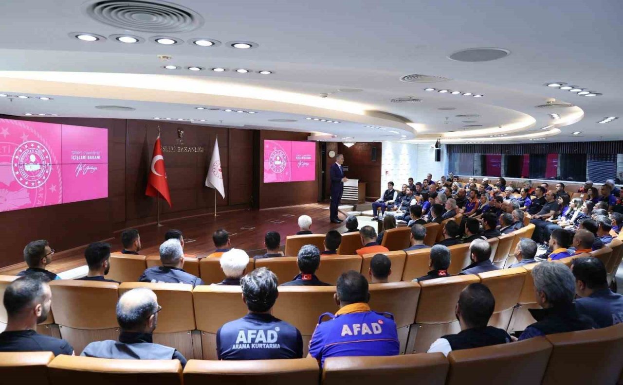 Bakan Yerlikaya AFAD yöneticileri ile bir araya geldi