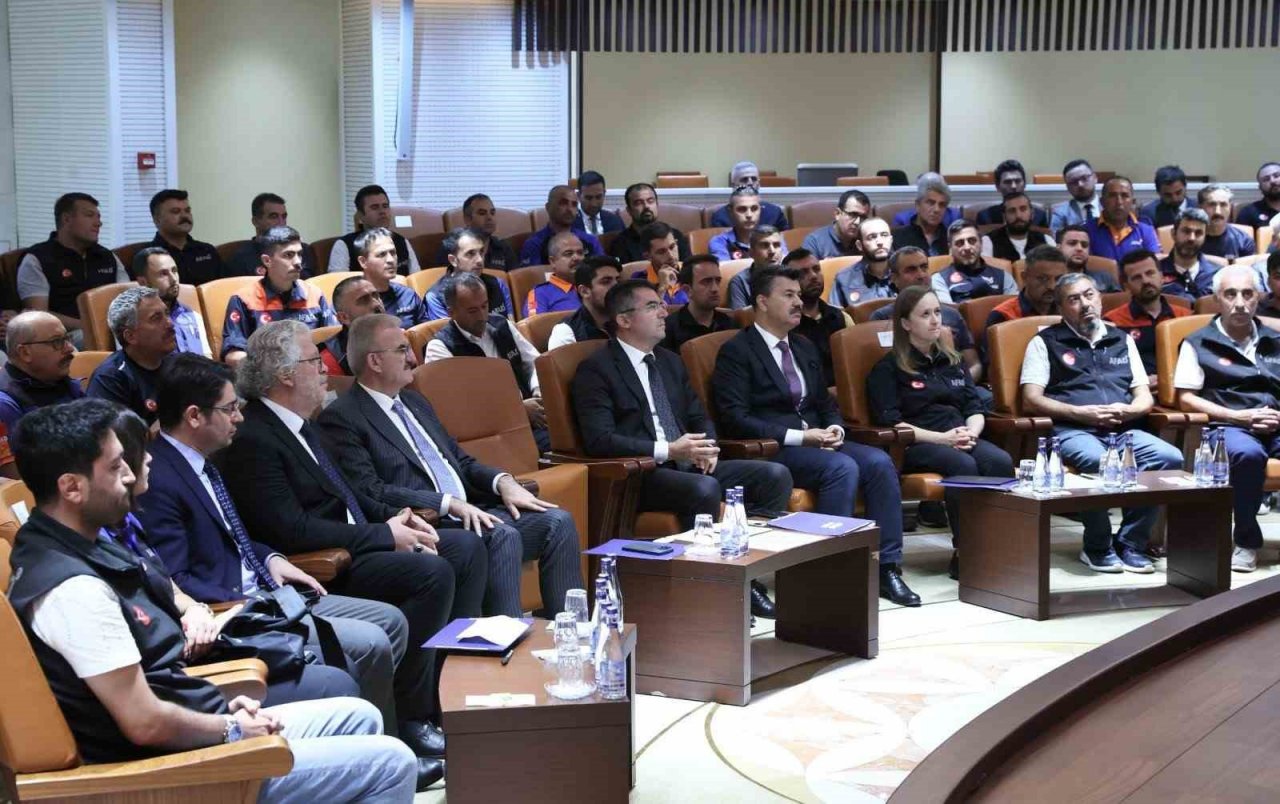 Bakan Yerlikaya AFAD yöneticileri ile bir araya geldi