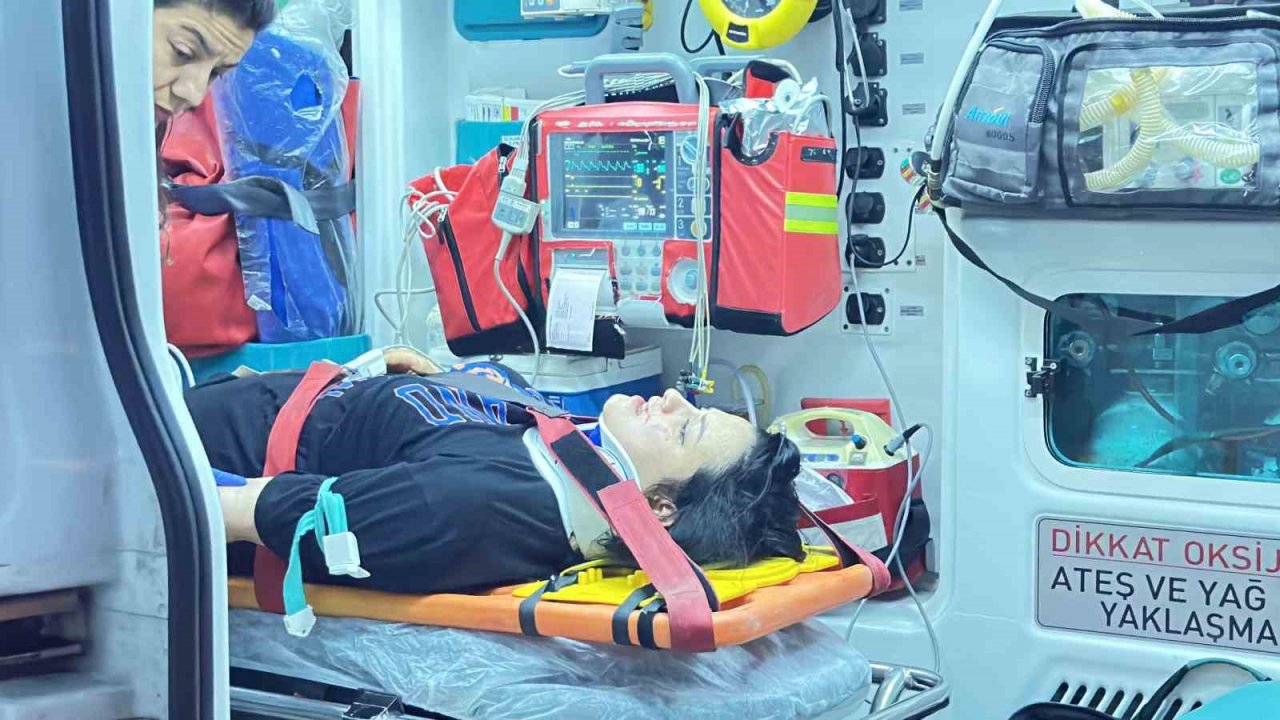 Ticari taksi ile otomobil çarpıştı: 3 yaralı