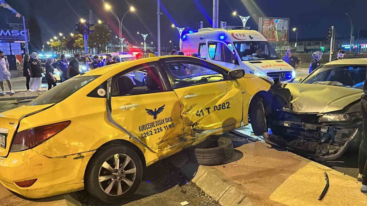 Ticari taksi ile otomobil çarpıştı: 3 yaralı
