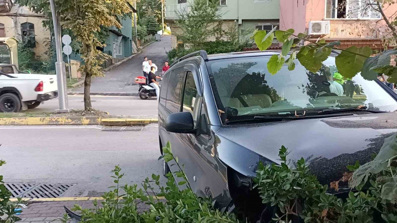 Turistleri taşıyan minibüs ağaca çarptı: 6 yaralı