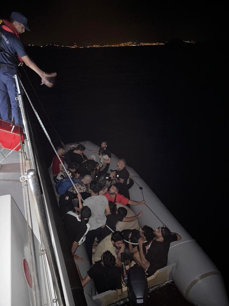 49 düzensiz göçmen yakalandı, 2’si kurtarıldı