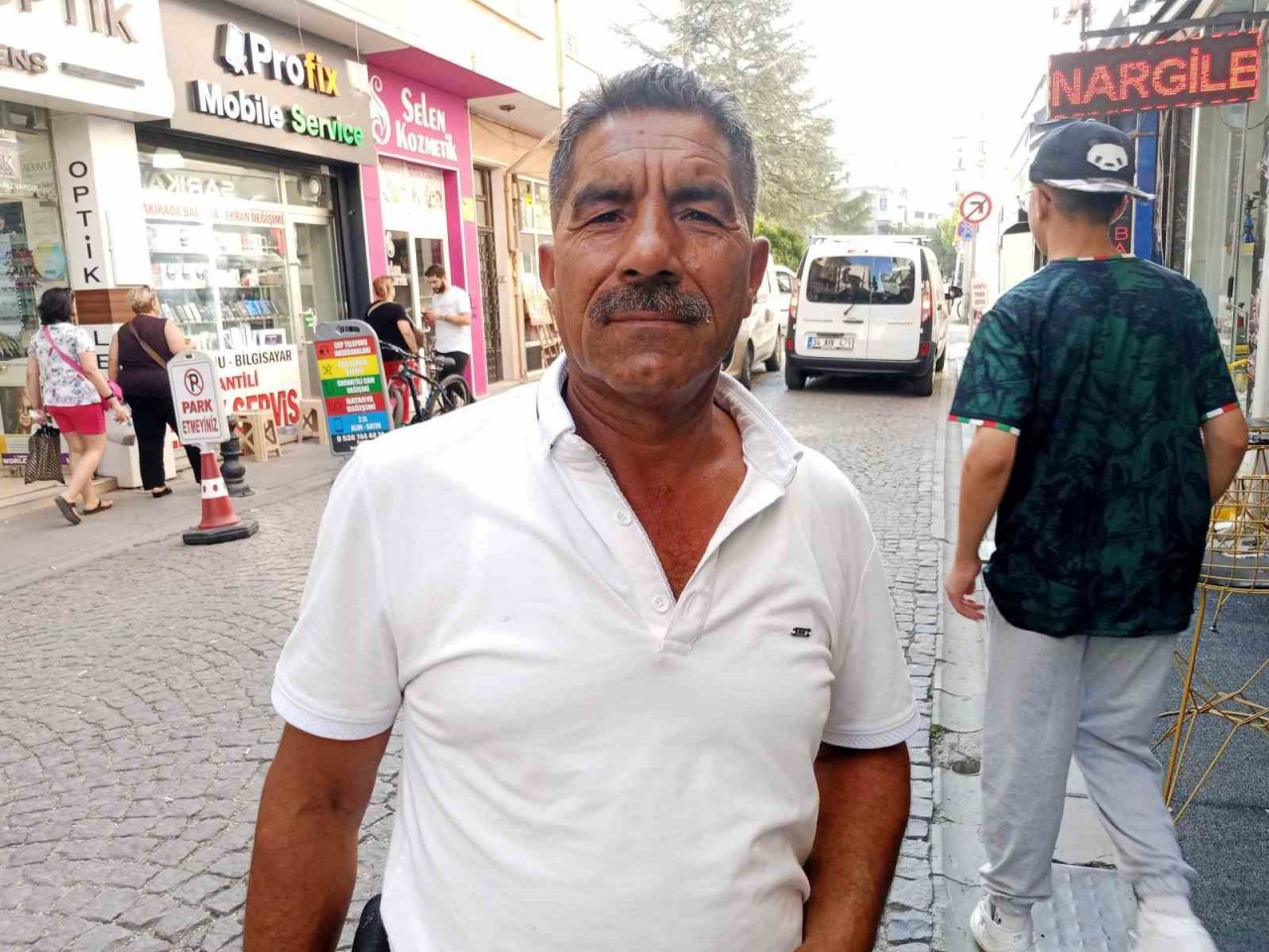 Duyarsız sürücüler ‘Park Edilmez’ levhasını umursamadı