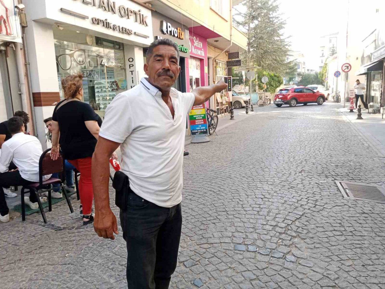 Duyarsız sürücüler ‘Park Edilmez’ levhasını umursamadı