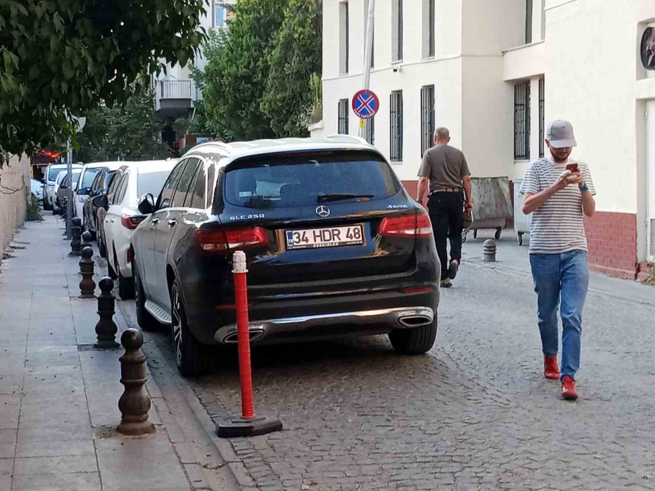 Duyarsız sürücüler ‘Park Edilmez’ levhasını umursamadı
