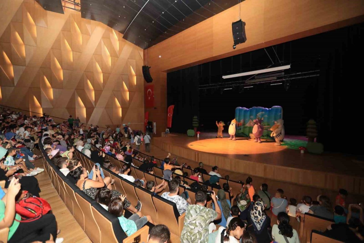 Pamukkale’de minikler tiyatro gösterisi ile doyasıya eğlendi